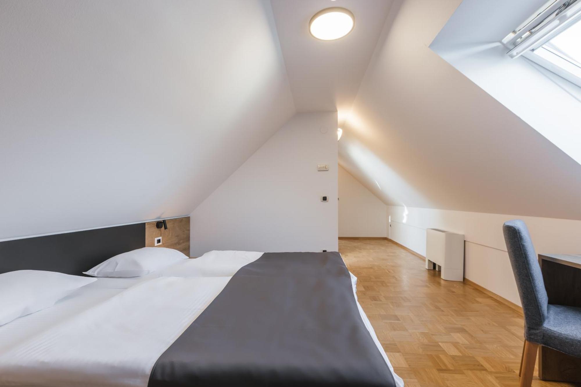 Pension Toeroek Lesce  Exterior photo