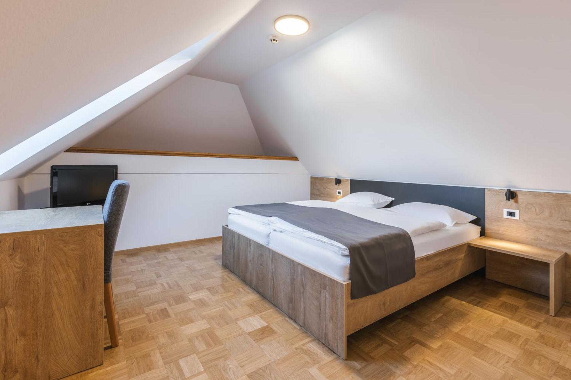 Pension Toeroek Lesce  Exterior photo