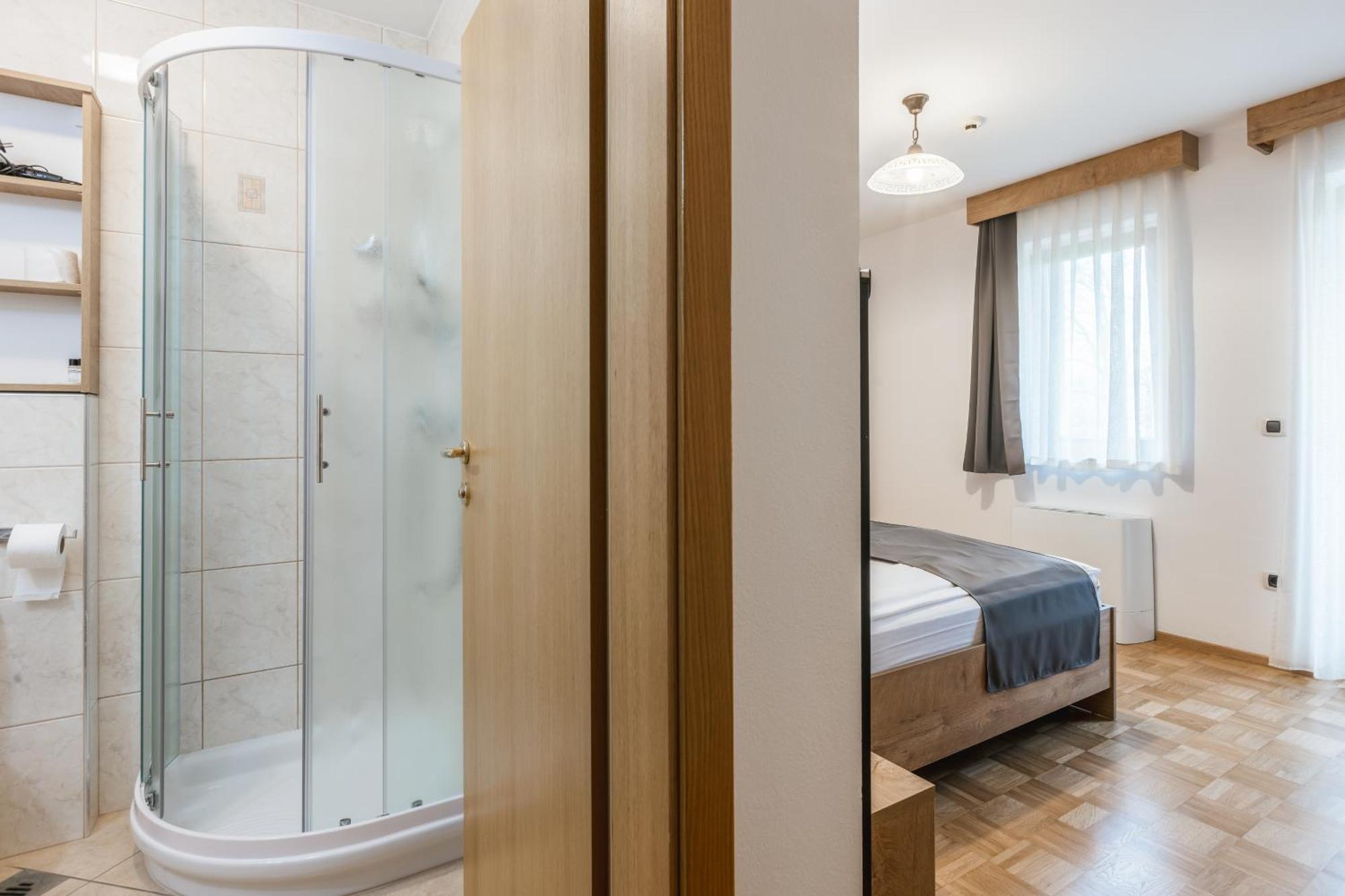 Pension Toeroek Lesce  Exterior photo