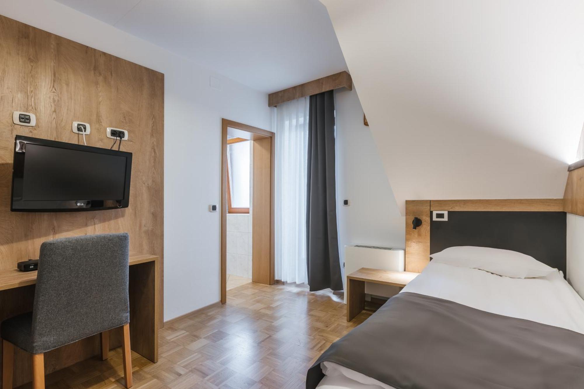 Pension Toeroek Lesce  Exterior photo